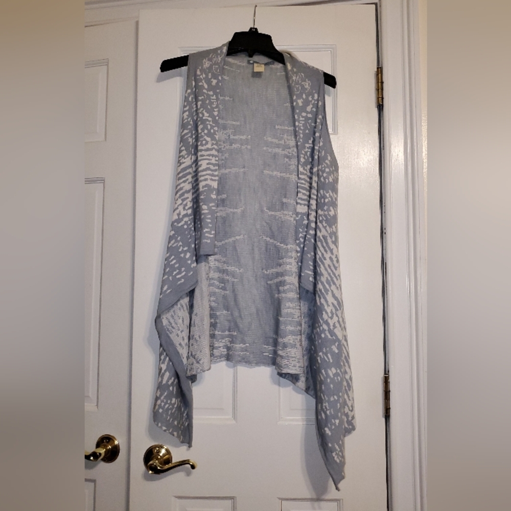 In CASMERE S Gray and White Sleeveless Cardigan